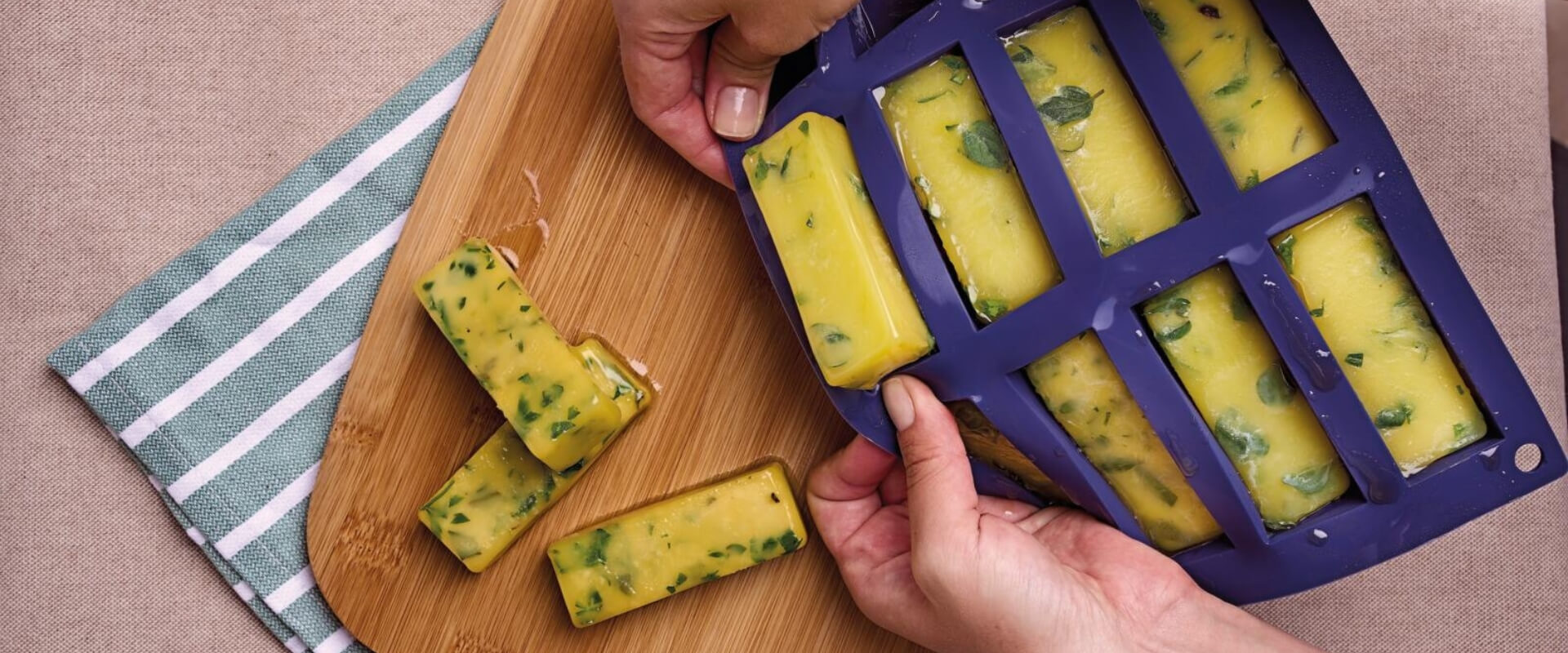 Gefrorene Suppenportionen in einer Form für Meal Prep