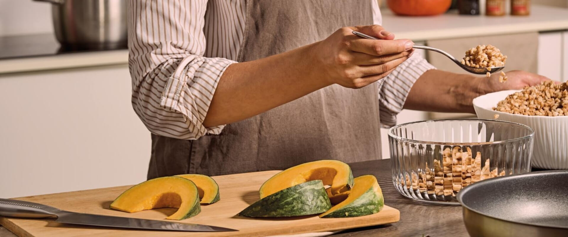 Kürbis und Getreide für Meal Prep vorbereiten