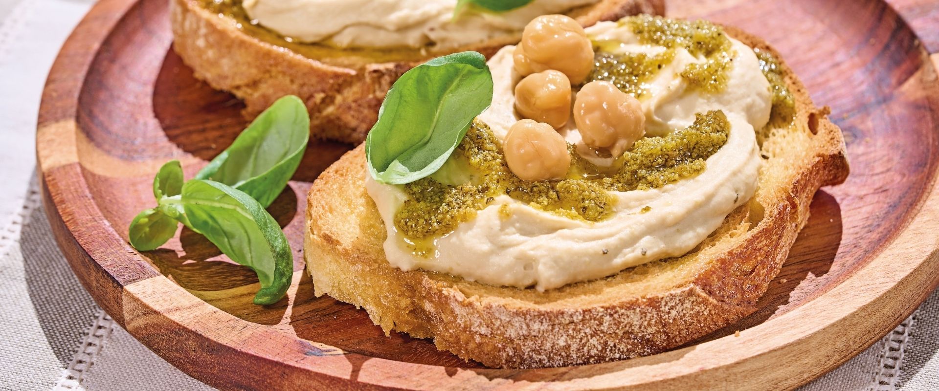 Bruschetta aus geröstetem Brot mit Pesto, Kichererbsen und Hummus – schnelles Rezept, um Pesto anders zu verwenden