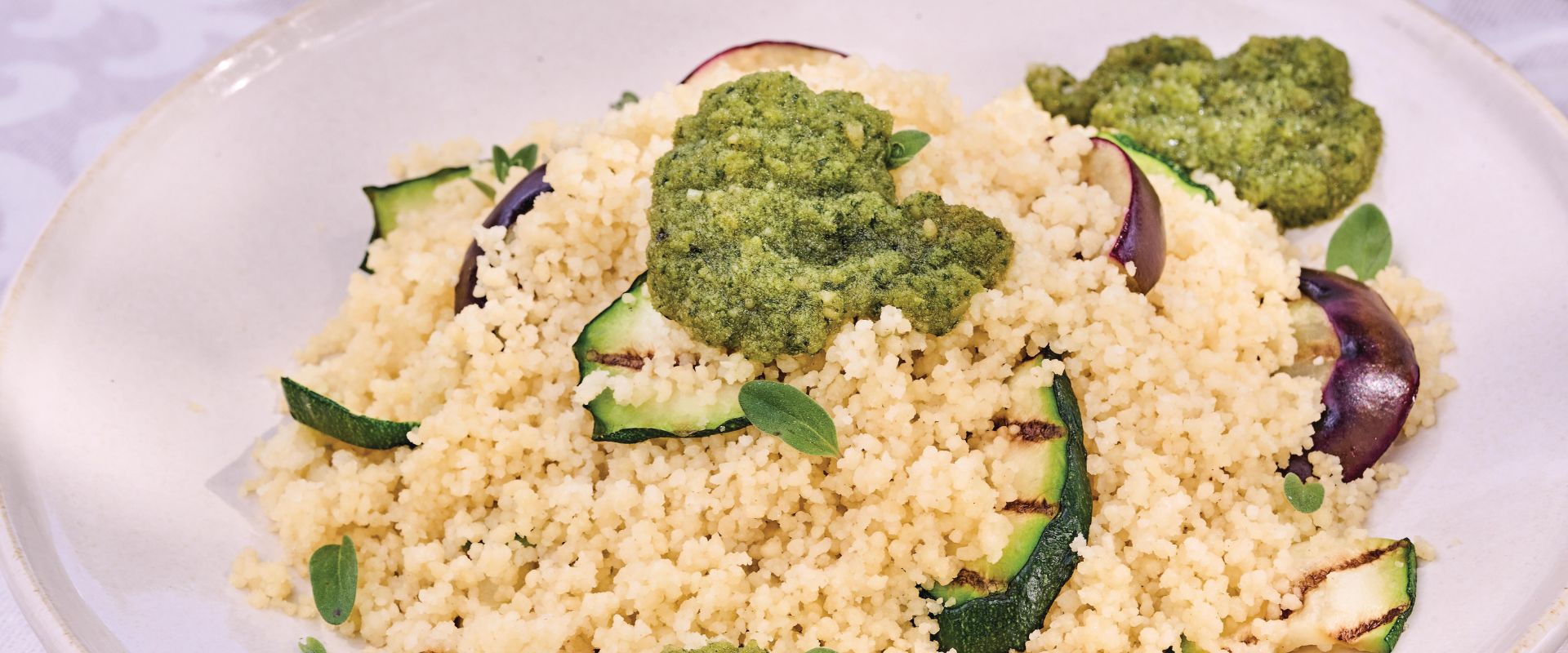 Couscous-Salat mit Pesto, Auberginen und gegrillten Zucchini