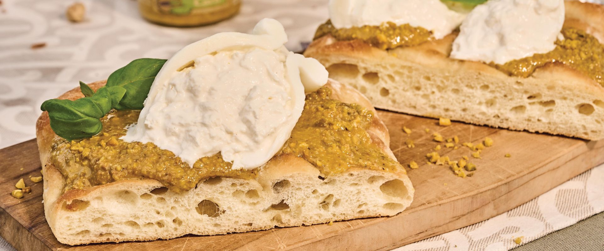 weiche Focaccia mit Burrata und Pistazien-Pesto