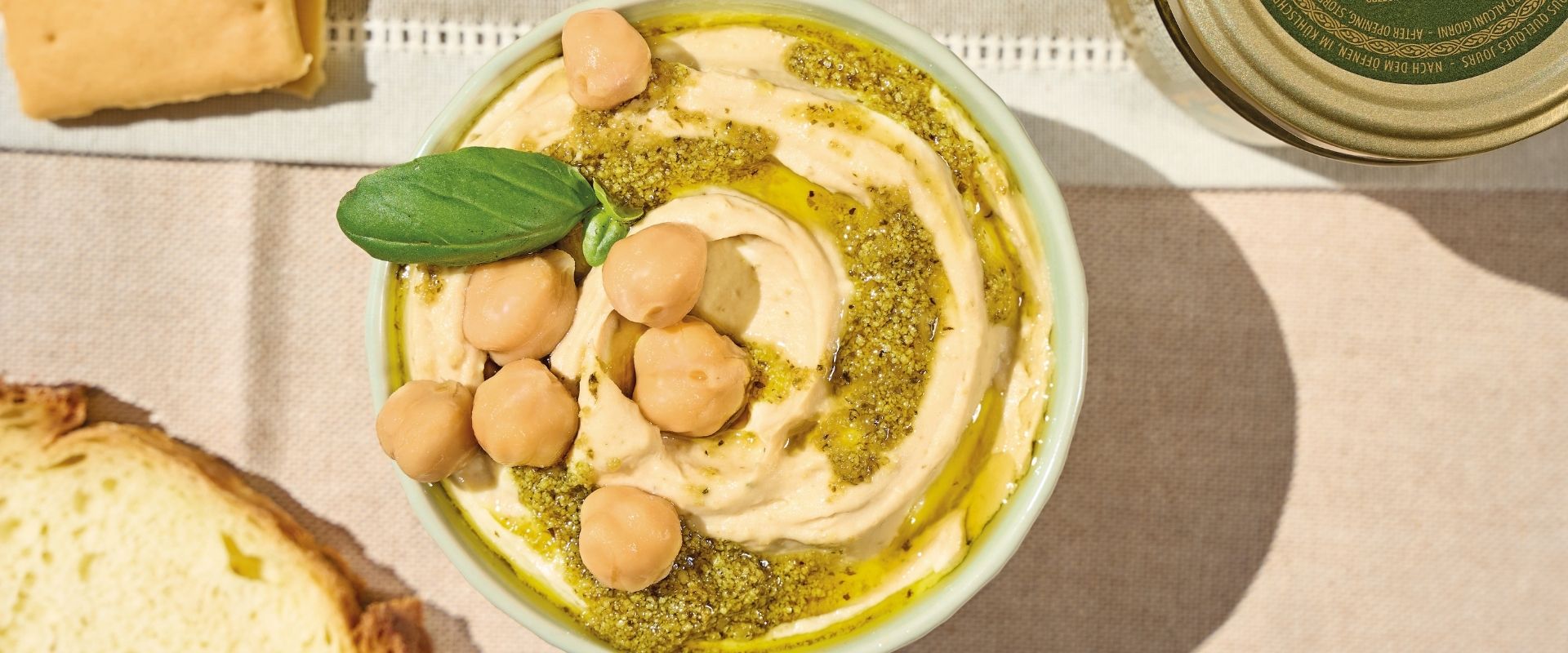 Kichererbsen-Hummus mit Zitronen-Pesto verfeinert