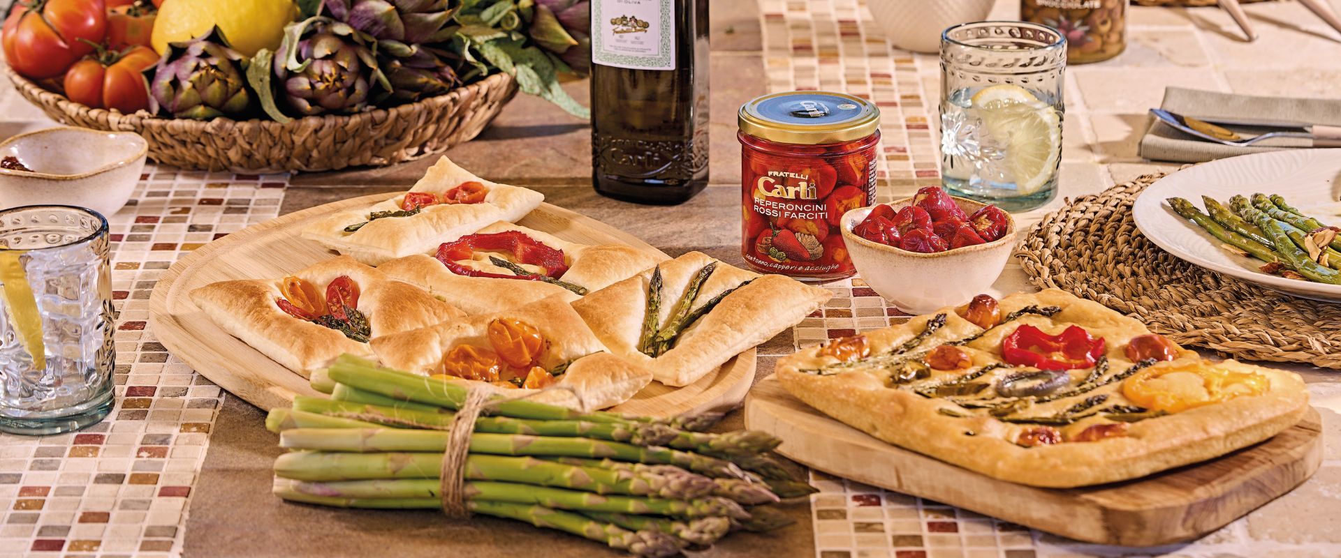 Aperitivo im Freien mit floraler Focaccia und kleinen Köstlichkeiten zum Teilen