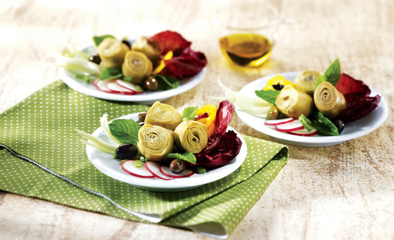 Teller mit Artischockenhertzen, frischer Salad und Gemuese