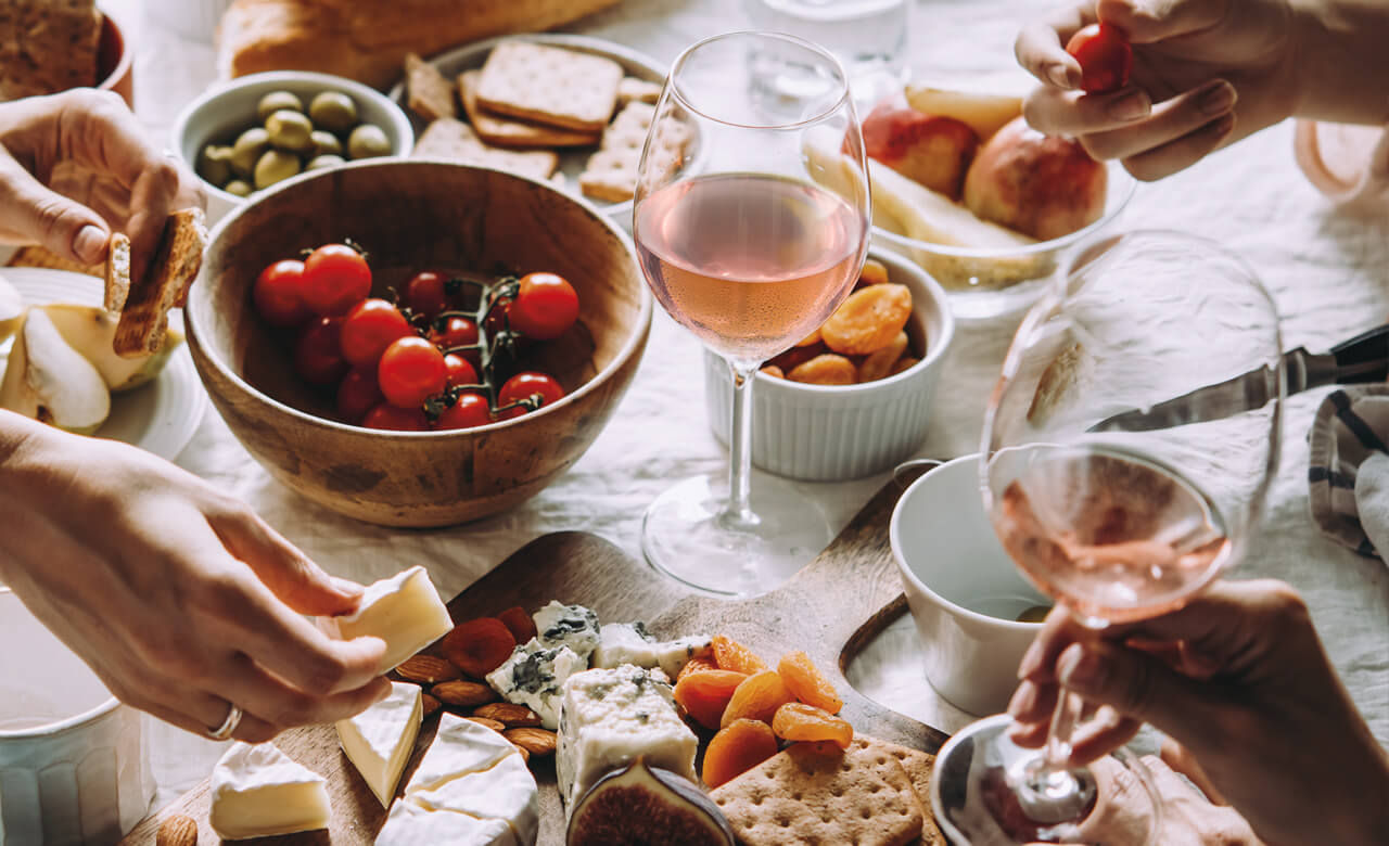 Aperitif mit Rosé-Wein