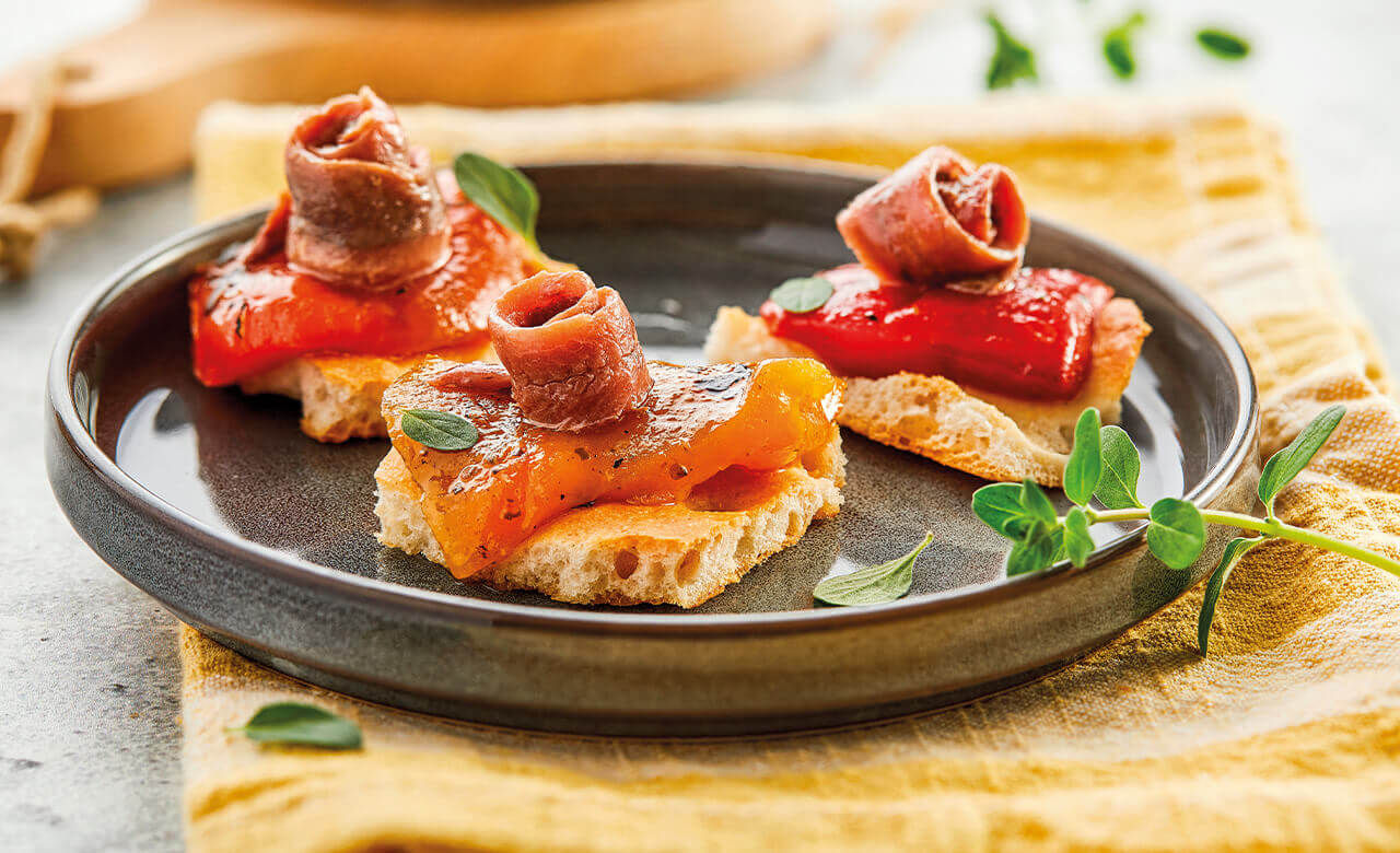 Gegrillte Paprikaschoten auf Focaccia mit Sardellenfilets