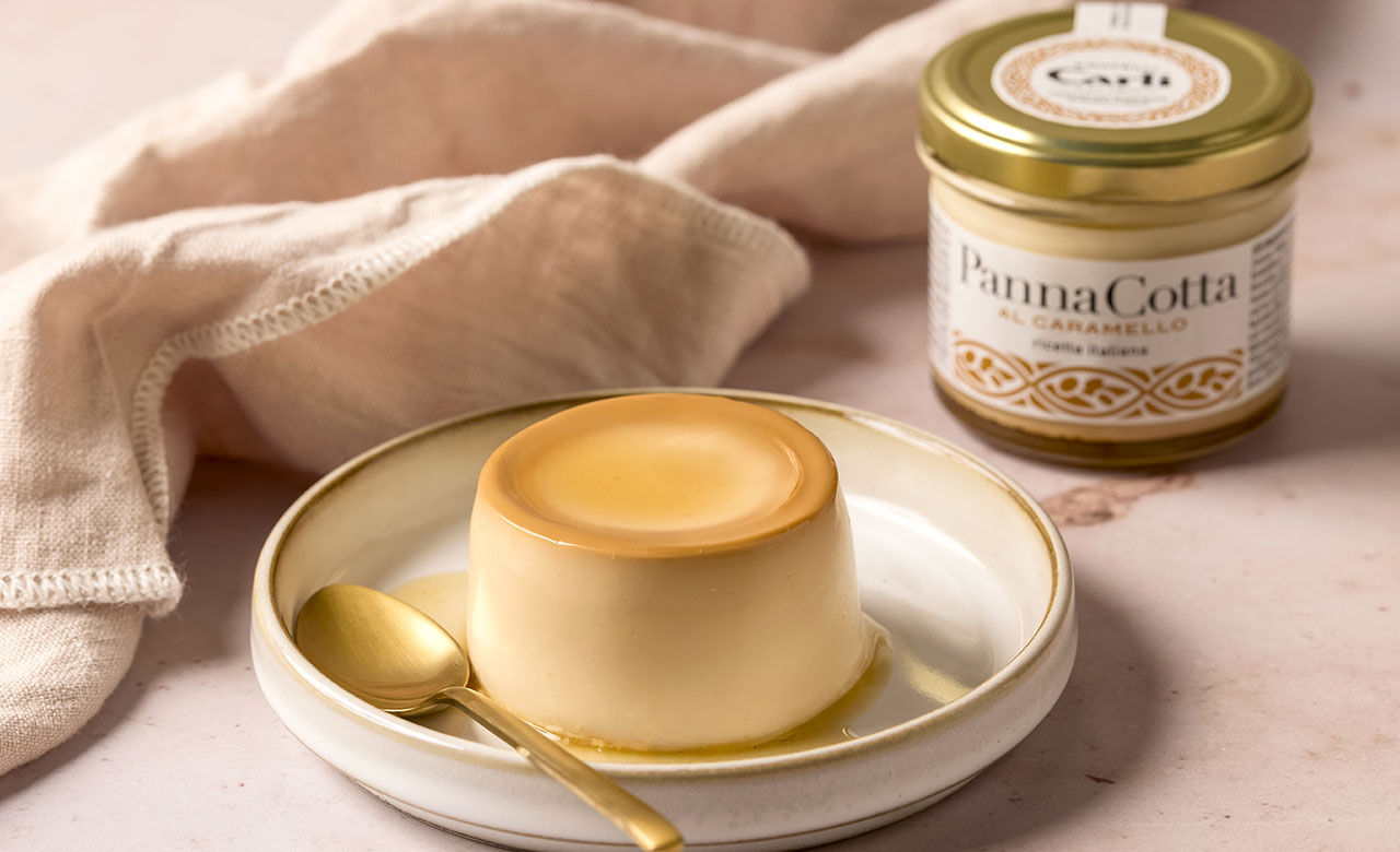 Panna cotta mit Karamell auf einen Teller