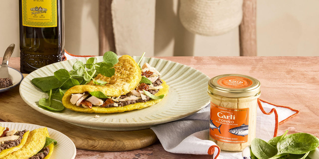 Omelette au thon, aux olives et jeunes pousses 