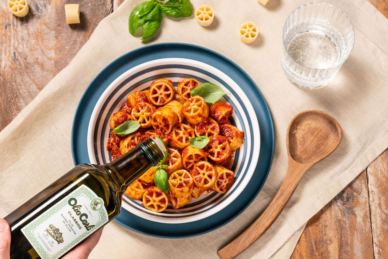 Ruote Nudeln mit Tomatensauce auf einen Teller