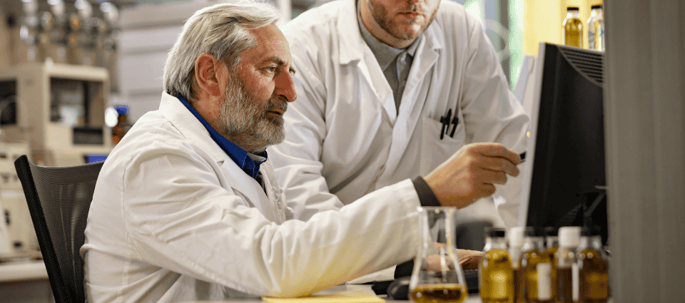 Eine Phase der Analyse einer Oelprobe im Analyselabor Fratelli Carli