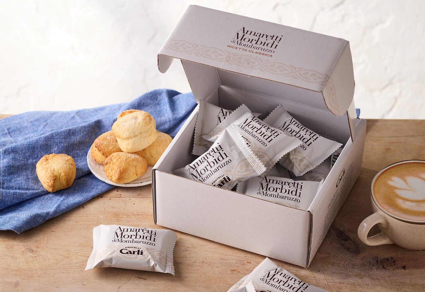 Geöffnete Packung Weiche Amaretti aus Mombaruzzo Fratelli Carli mit Einzelportionen