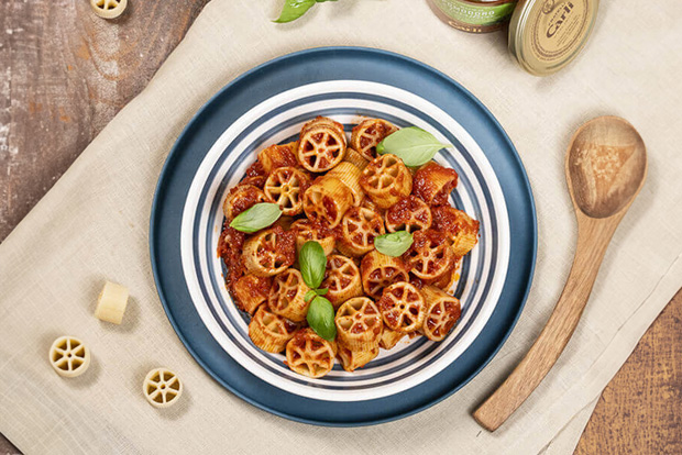 Nudeln die Ruote heissen mit Tomatensauce