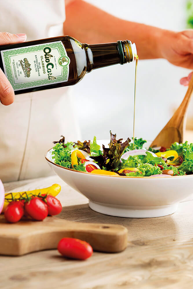 Olivenoel auf Salad