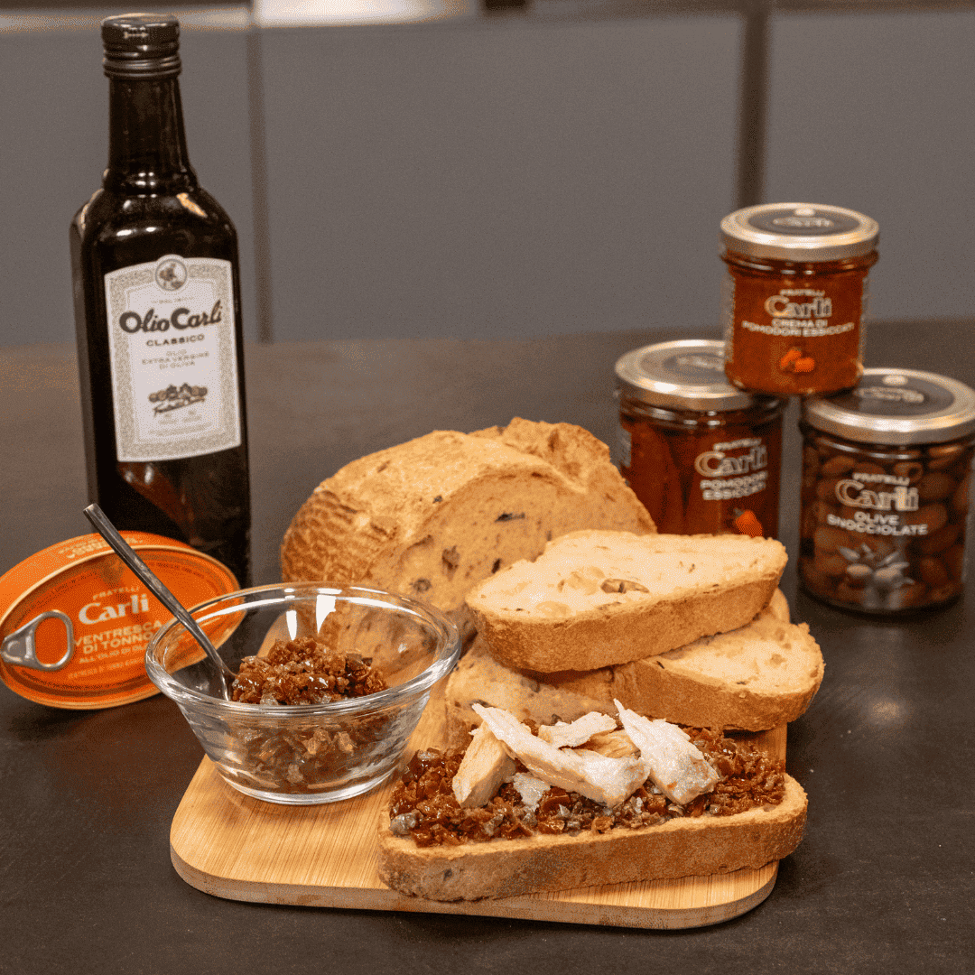 Brot mit getrockneten Tomaten, Kapern und Oliven
