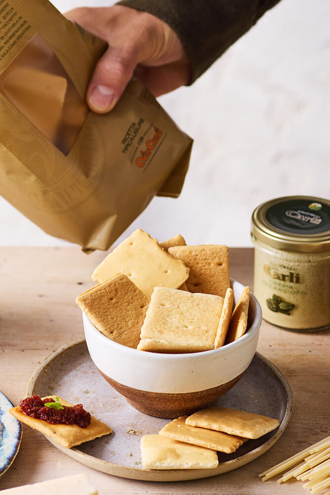 Knusprige Focaccia Cracker und eine Creme aud Artischocken