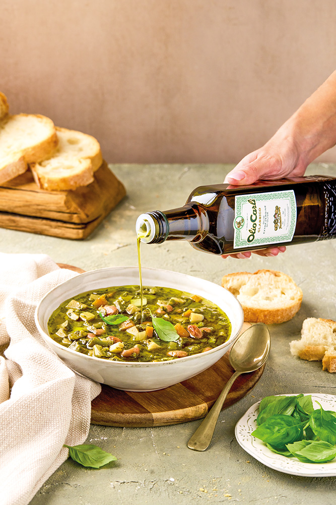 Flasche Olivenoel Classico auf Suppe