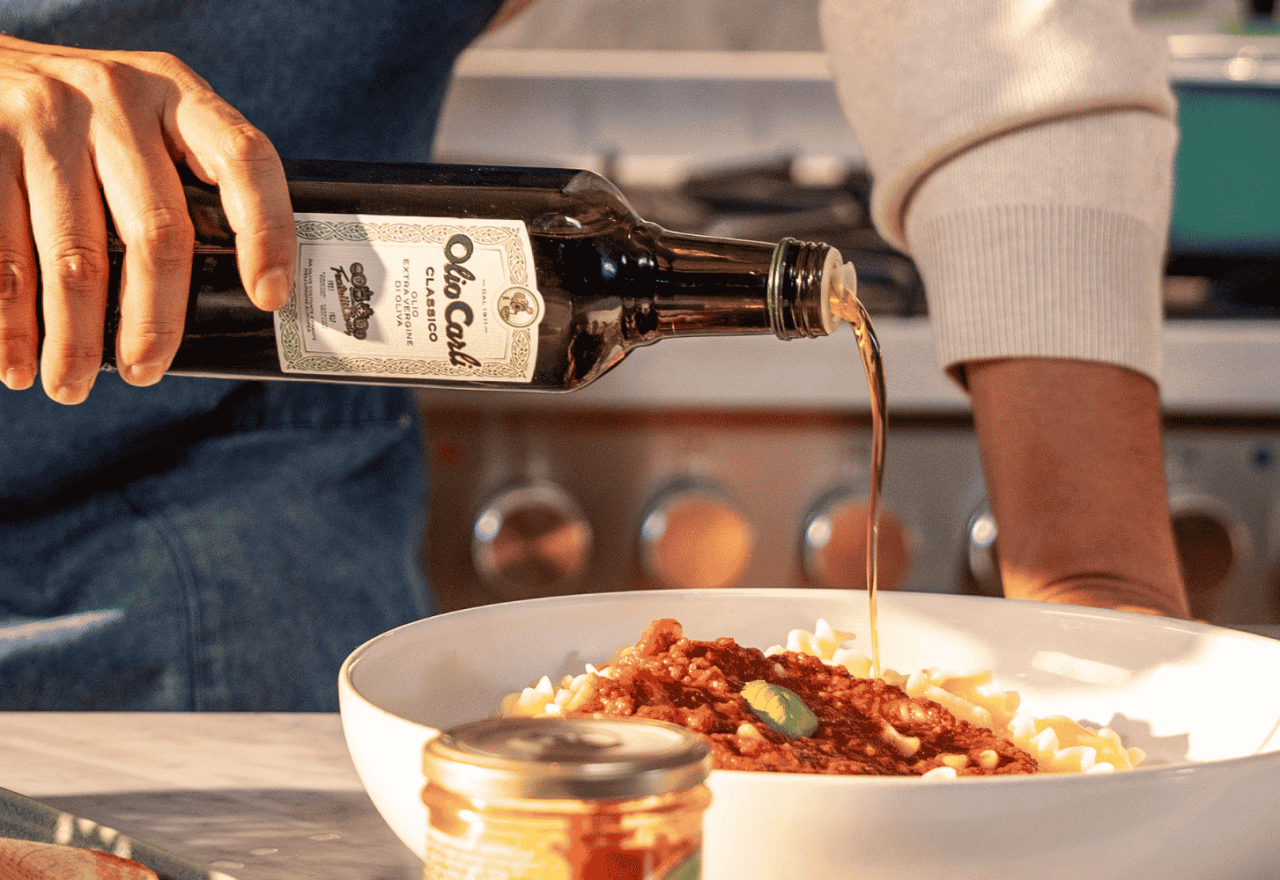olivenoel classico auf nudeln mit tomatensauce
