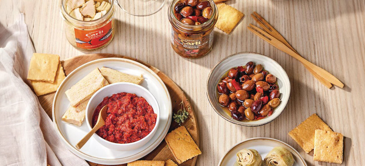 Aperitivo con crema di pomodori secchi e patè di olive taggiasche