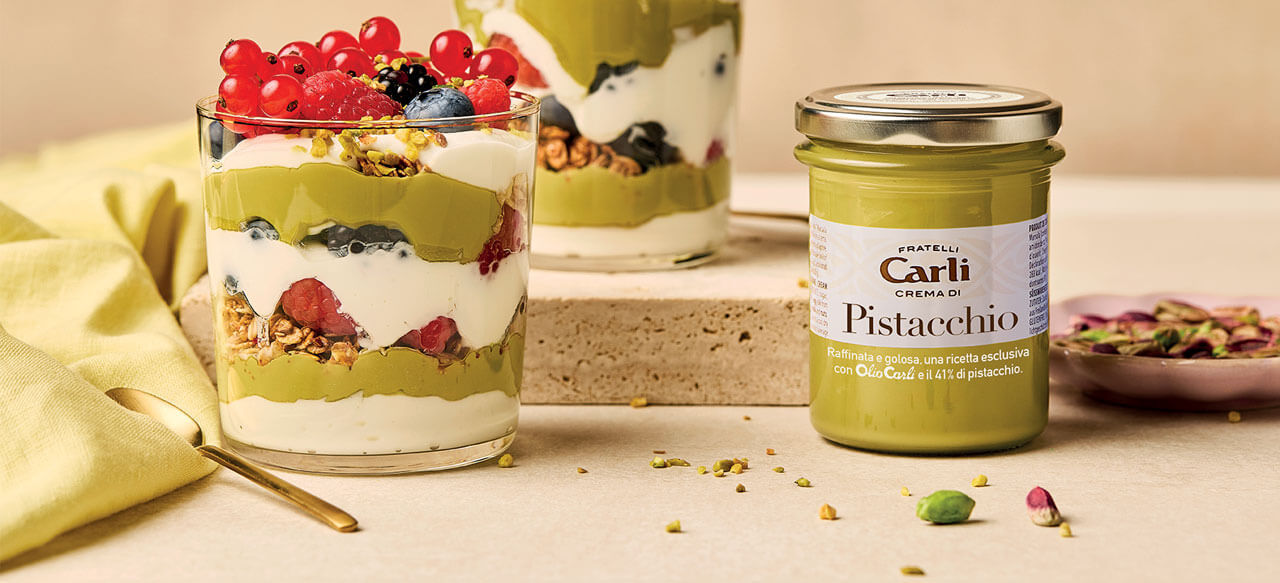 Piztaziene creme mit yogurtund waldbeeren