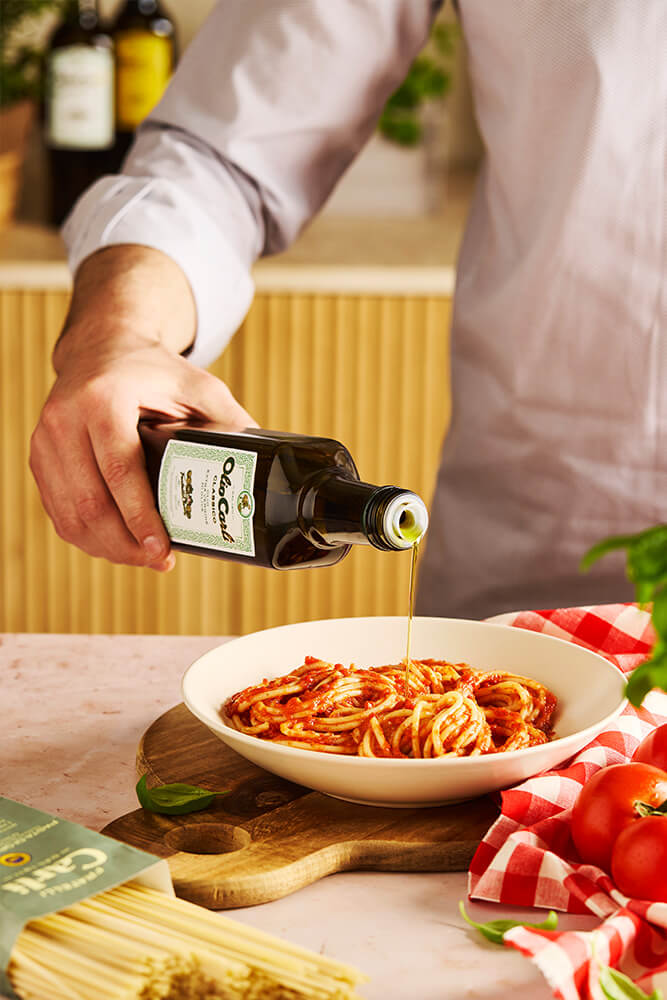 Olivenoel auf pasta mit tomatensauce
