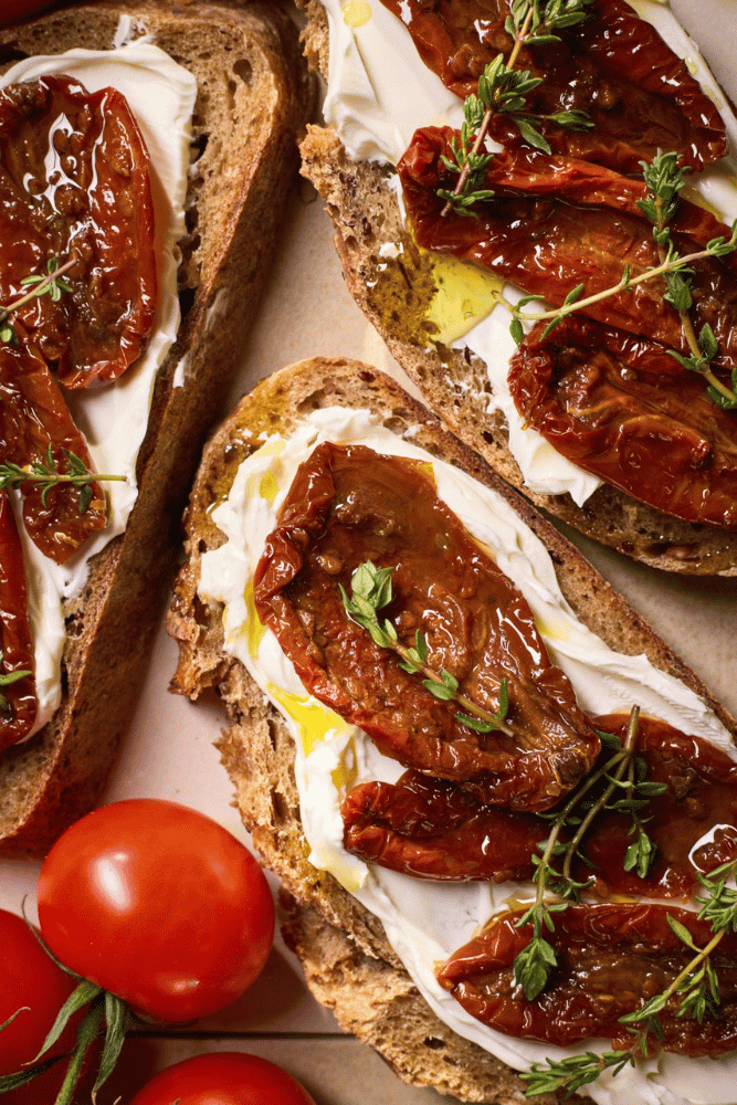 Bruschetta mit getrocknete tomaten und frischkaese