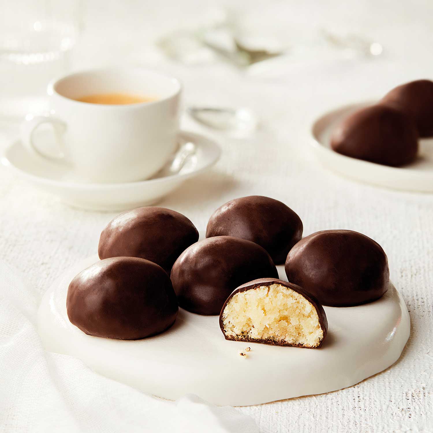 Zarte Amaretti mit Schokoguss aus Bitterschokolade