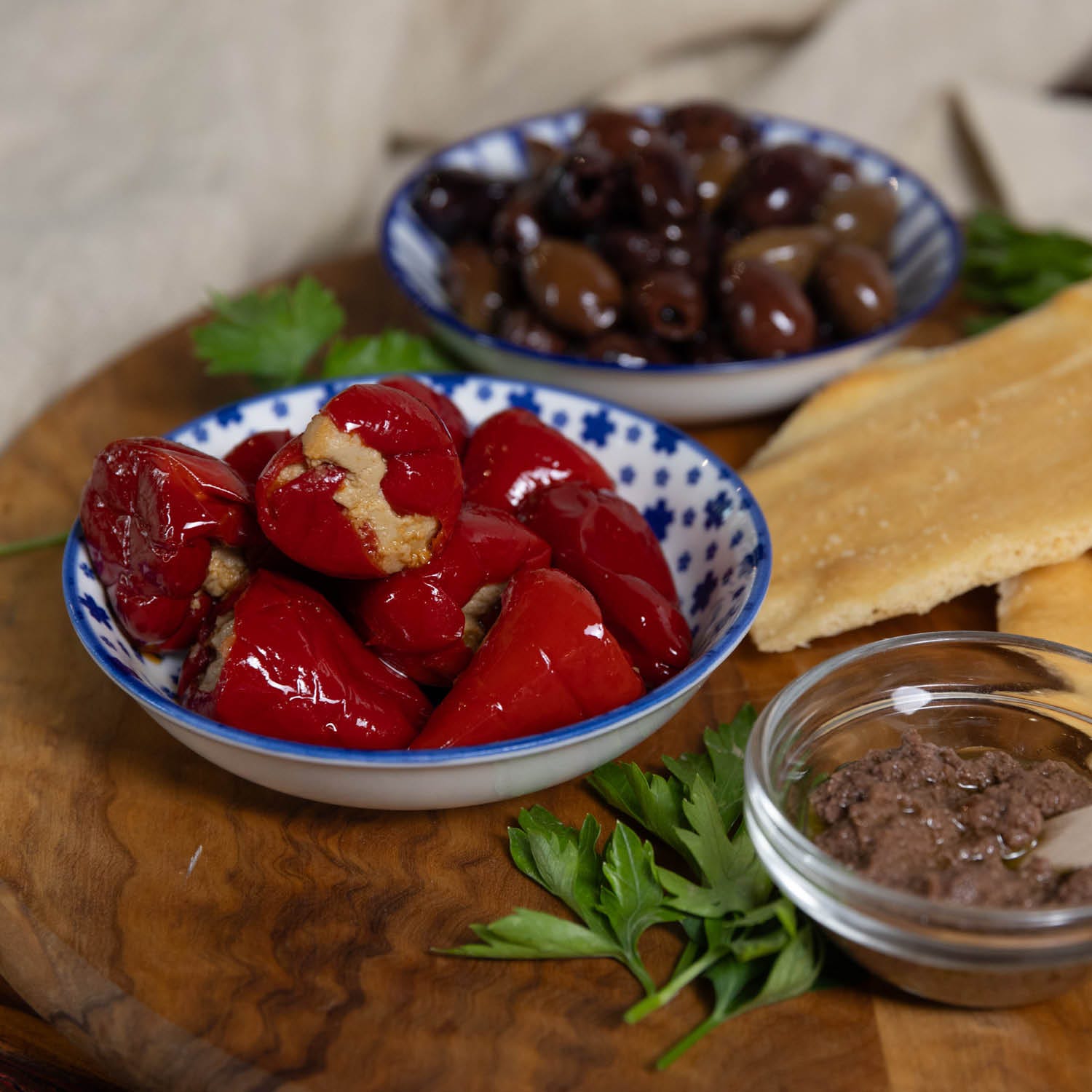 Rote Paprikaschoten gefüllt mit Thunfisch