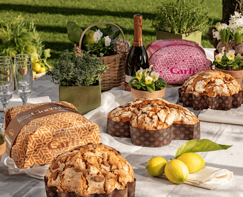 Osterkuchen auf einen Tisch, draussen im Garten