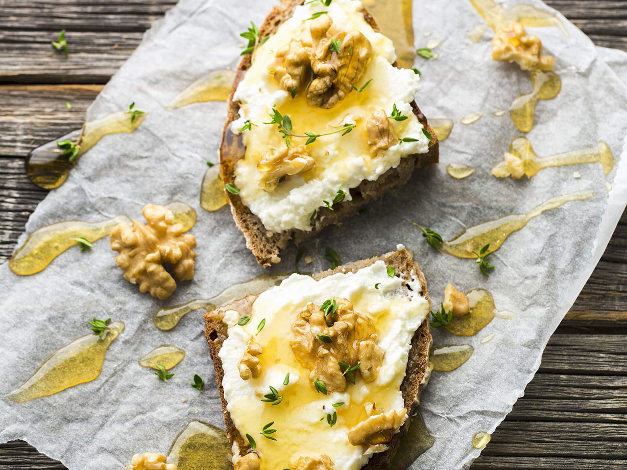 Canapés mit Käse, Honig und Nüssen