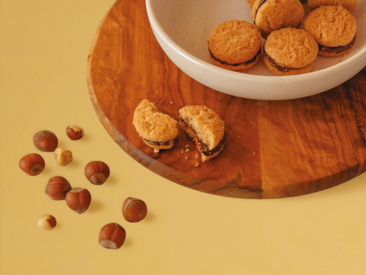 Baci di dama su un piatto