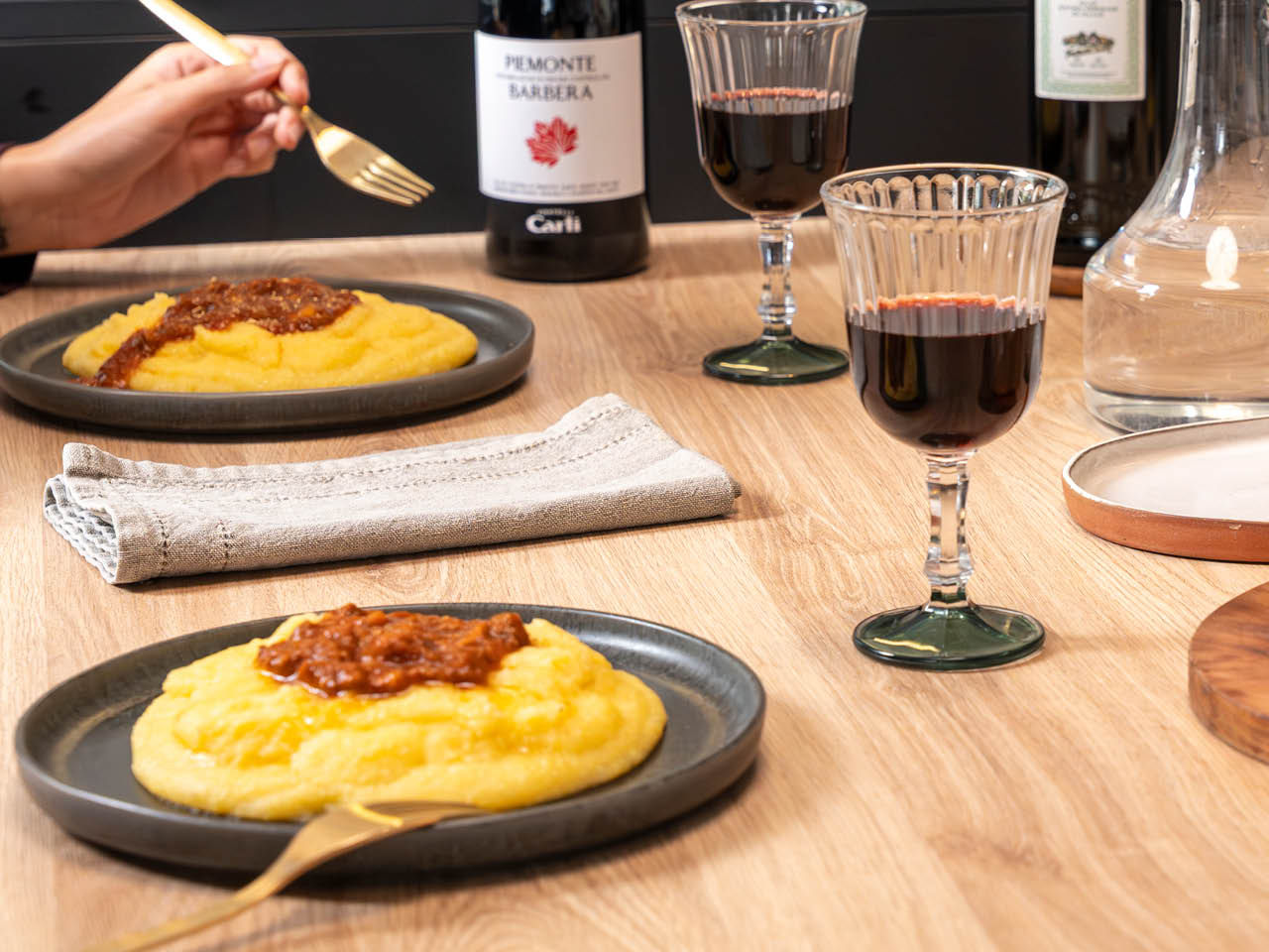 Zwei Teller mit Polenta und Bolognese-Sauce