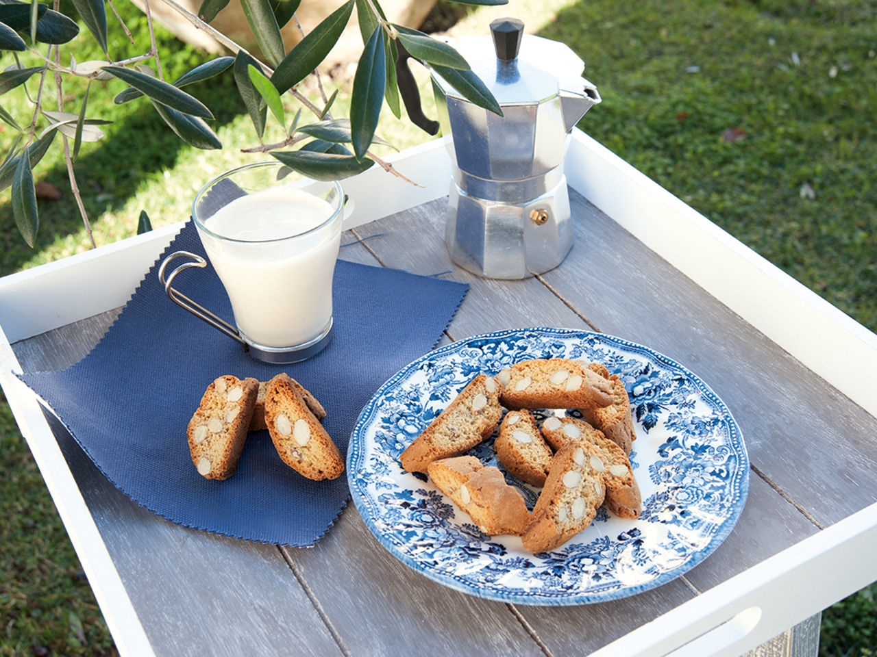 Milch und Cantuccini