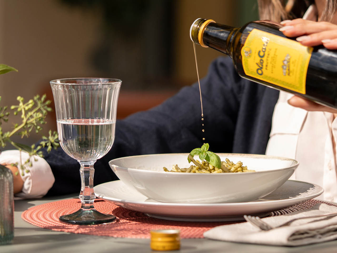 Bouteille d’Huile d’Olive BIO avec des olives