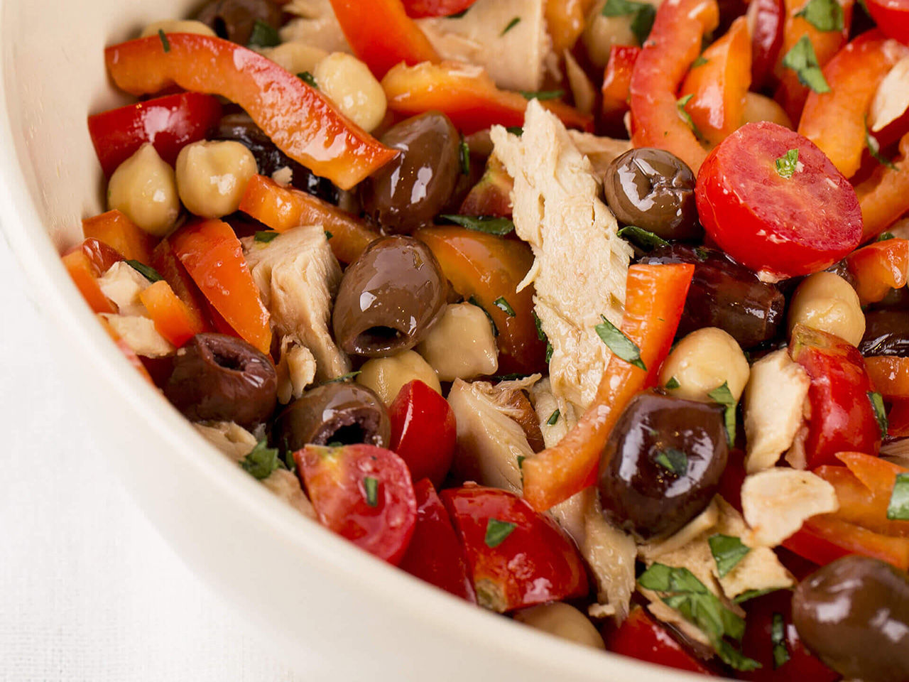 Salat aus Thunfisch, Hülsenfrüchten, Gemüse und Oliven