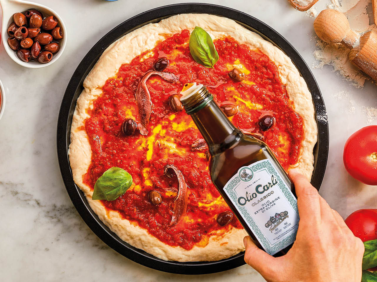 Frisch gebackene Pizza von oben gesehen