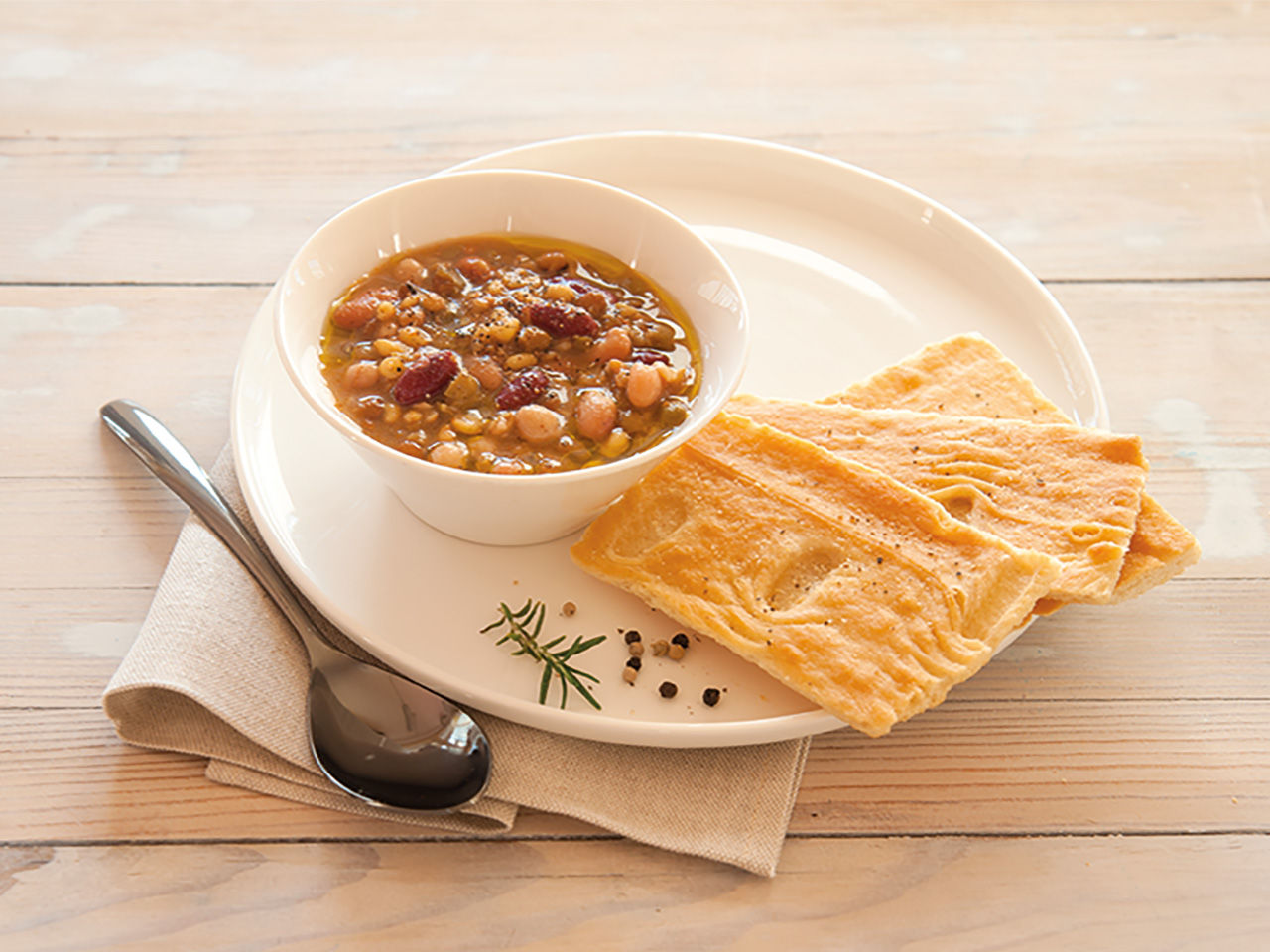 Suppe begleitet von Focaccia