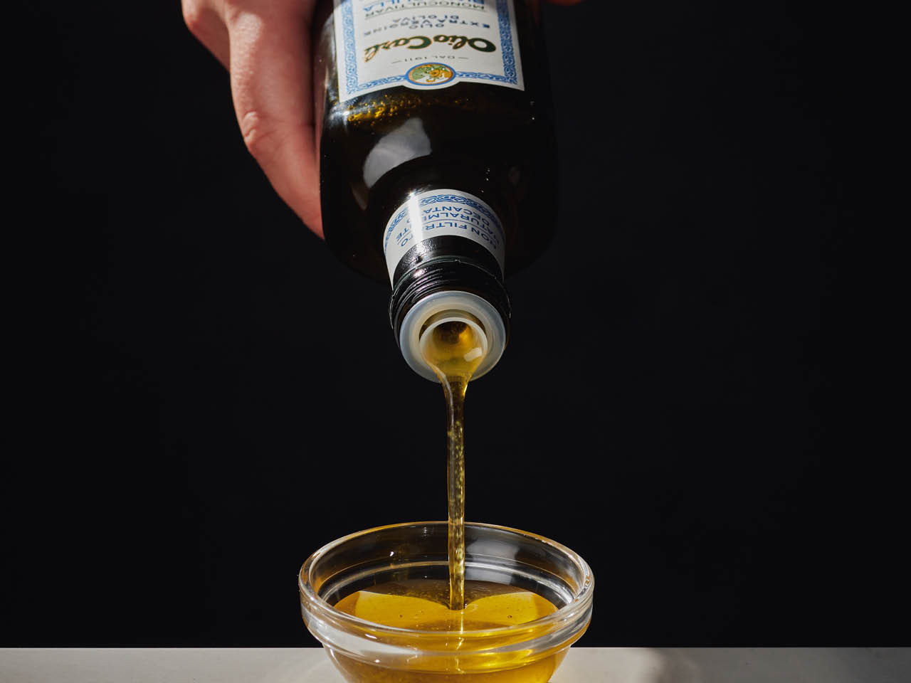 Biancolilla-Olivenöl in eine Schüssel füllen