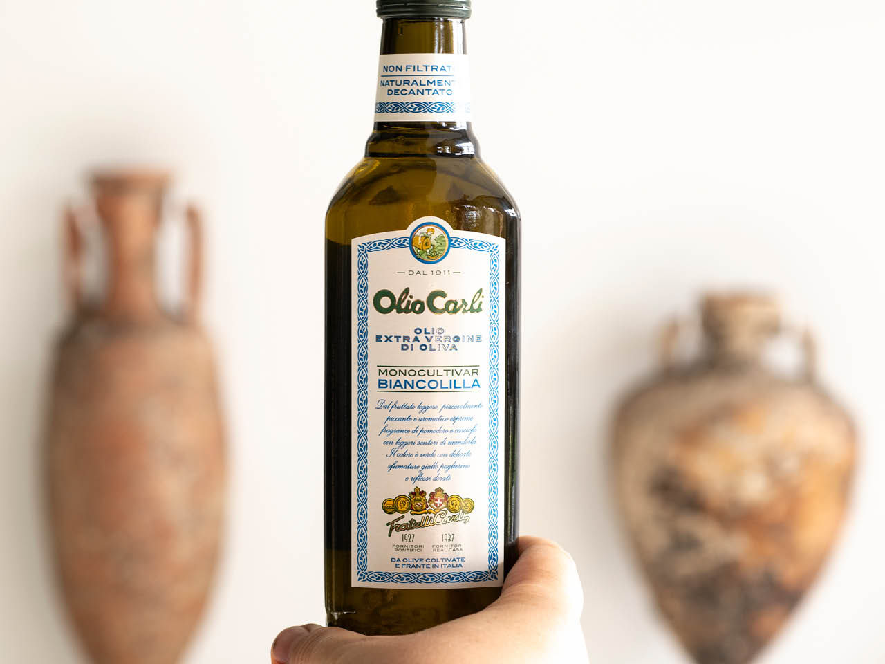Flasche olivenoel monokultivar Biancolilla in eine Hand