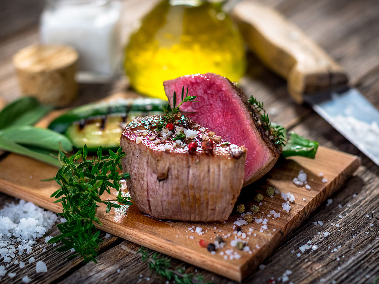 Fleisch in Wein auf einem Schneidebrett