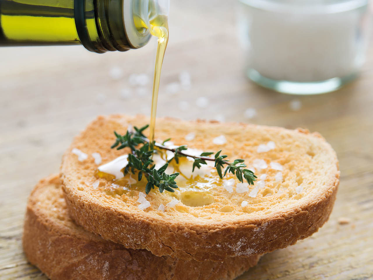 Olivenöl Ricetta di Famiglia auf ein Stück Brot