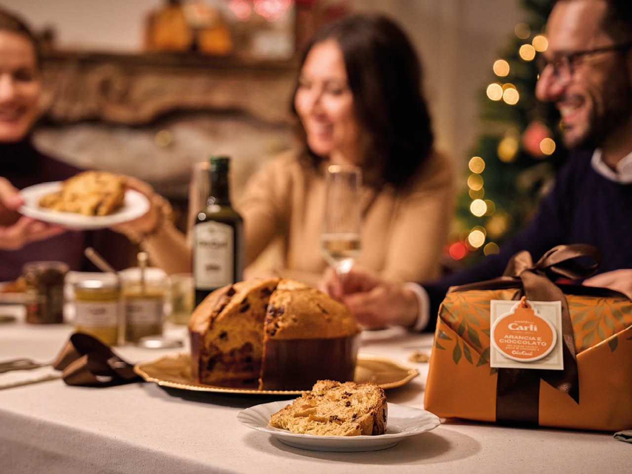 Weinachts-tisch mit panettone mit schokolade und orange