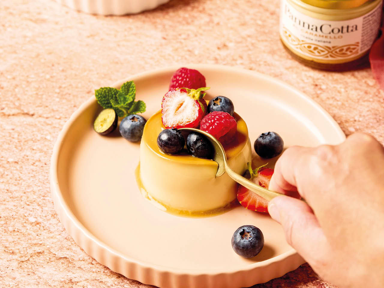 Panna Cotta mit Waldbeeren und Karamell