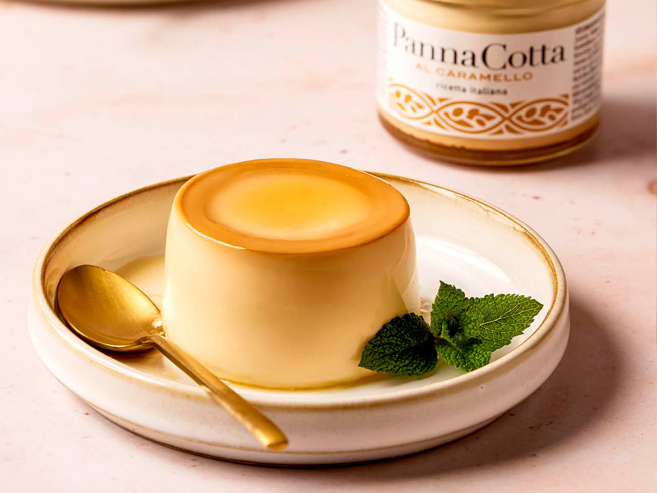 Panna cotta mit Karamell auf einen Teller