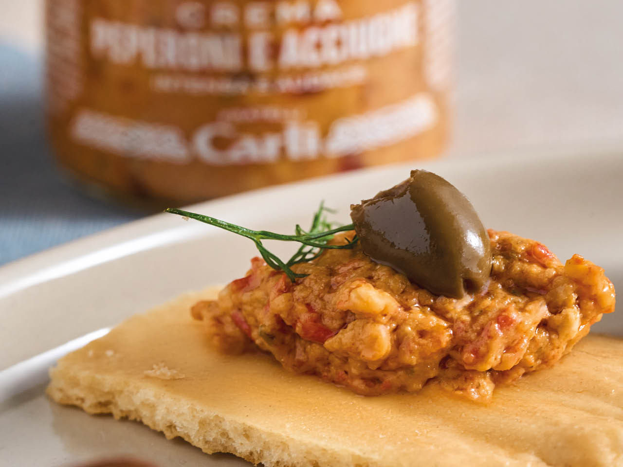 Canapé mit Paprika-& Sardellencreme