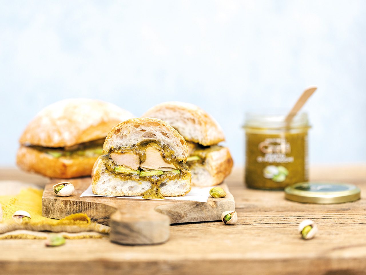 Sandwich mit Thunfisch, Gemüse und Pistazienpesto