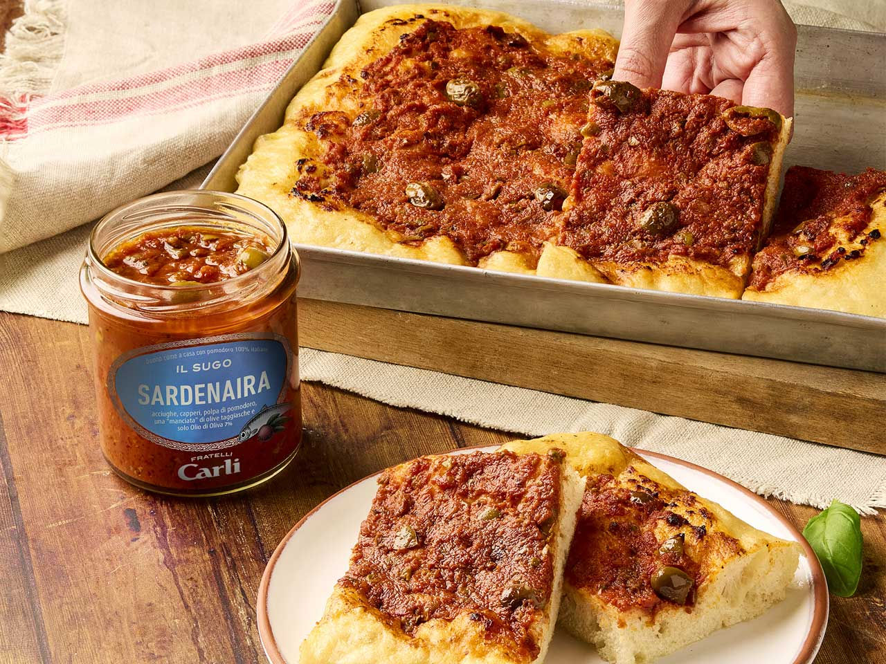 Pizza mit Sardenaira-Sauce Carli in Produktbild.