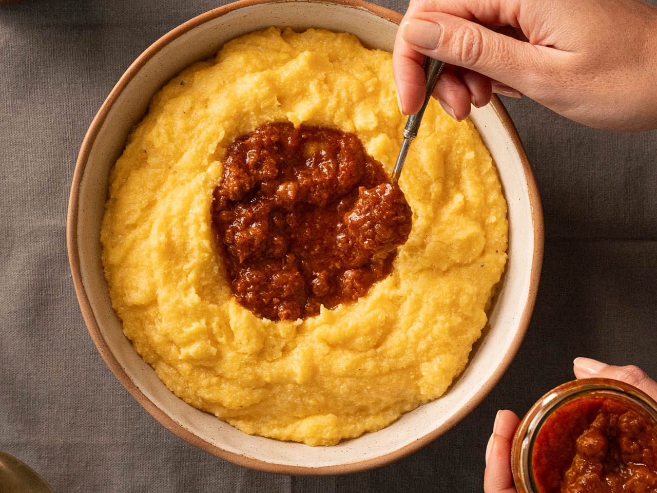 Polenta mit Bolognese-Sauce