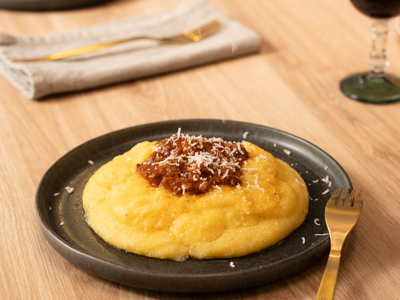 Polenta mit Bolognese-Sauce