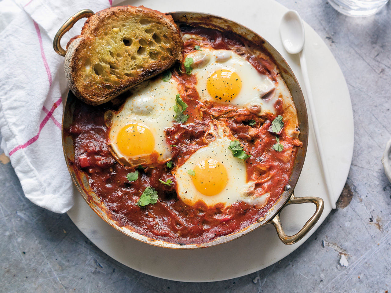 Eier und Ratatouille
