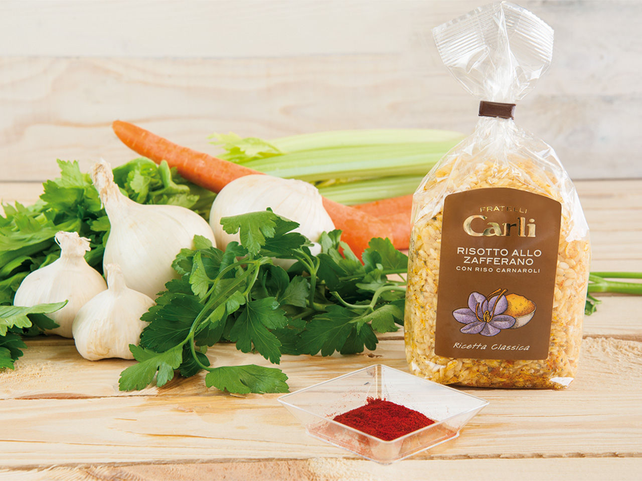 Risotto-Beutel und rohes Gemüse